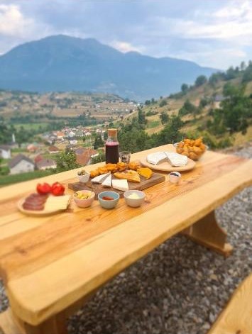 1060 Meet Eat Hike & Tour, Prokletije 1060 Meet Eat Hike & Tour, Prokletije