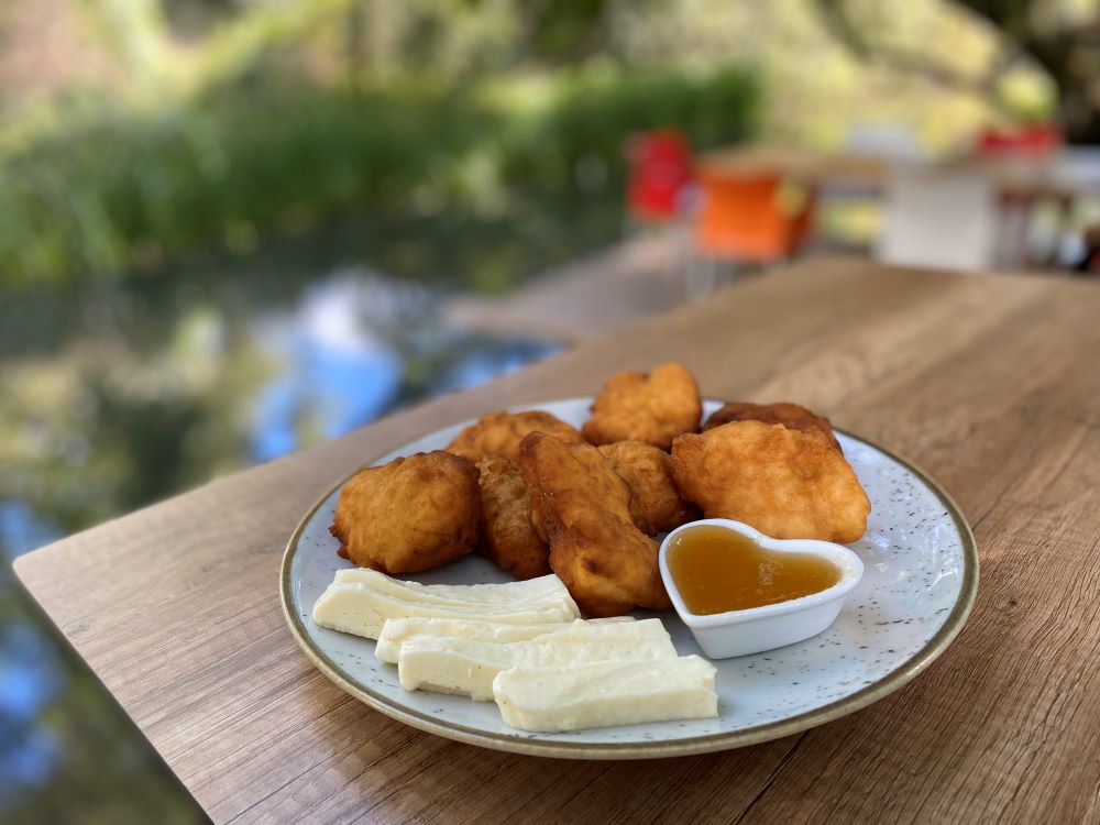 Riverside breakfast, Niksic